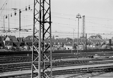 60400 Gezicht op het spoorwegemplacement ter hoogte van de 1e Daalsedijk / Boorstraat te Utrecht met op de achtergrond ...